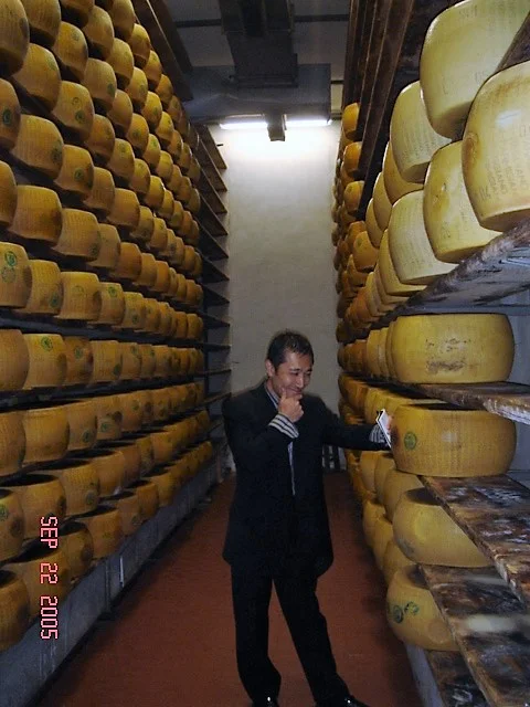 イタリアのチーズ熟成庫に立つ山下浩司