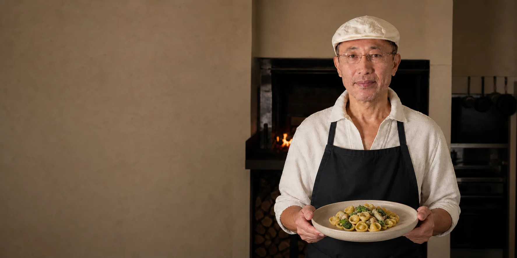 料理を手にしたHiro鎌倉のシェフ